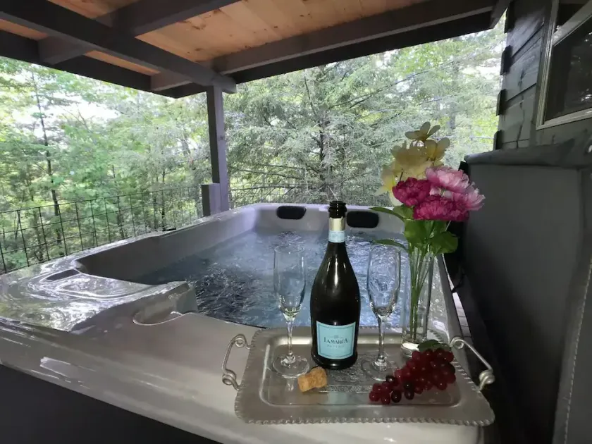 The Treehouse TN Honeymoon Cabin HOT TUB - in BSF! - Image 1