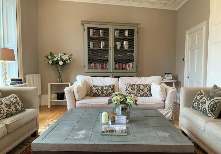 GEORGIAN 3 BEDROOM FLAT WITH LARGE SUPER KING BEDS, GREAT LOCATION BATH - Image 1