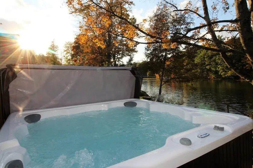 Avon Lakeshore - Waterfront retreat with hot tub! - Image 1