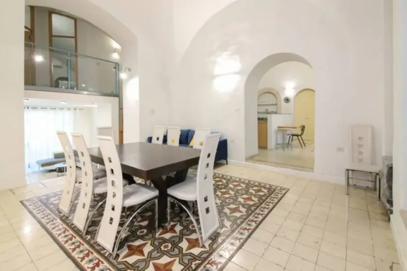 Beautiful townhouse with studio  and private garden 2 blocks from old city - Image 1