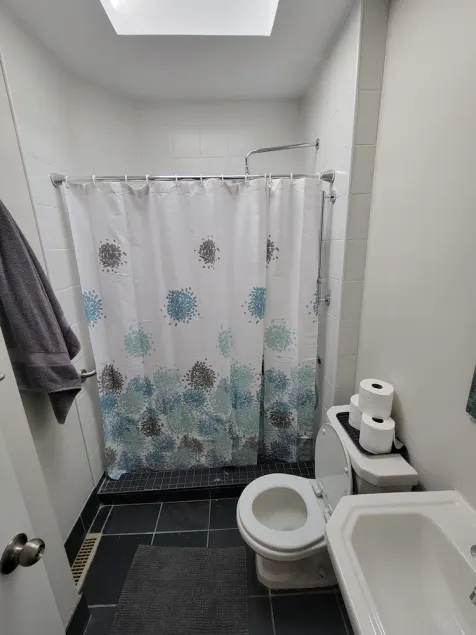 1 bedroom apartment in historic Danforth home - Image 1