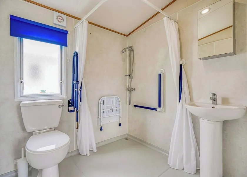 Comfortable spacious caravan with one double and one twin. - Image 1