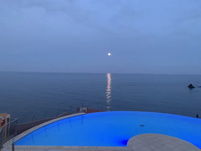 Roof terrace apartment on the sea waterfront air conditioning wifi - Image 1