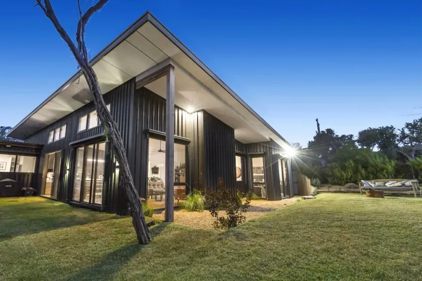 Spacious industrial coastal house. Walking  distance to Rye Ocean Beach. - Image 1