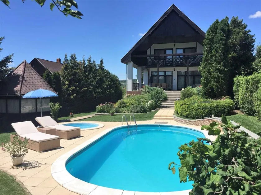 Holiday apartment with pool - Image 1