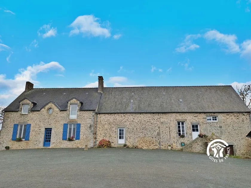 Spacious countryside cottage with fishing pond - Image 1