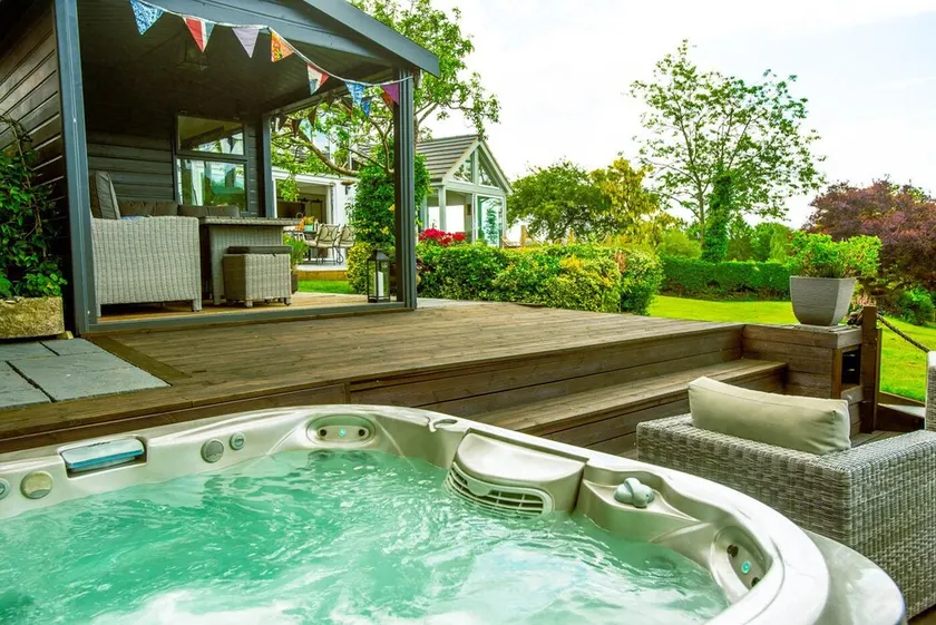 Woodbury: Country house, Shepherd's Hut, stunning views & hot tub - Image 1