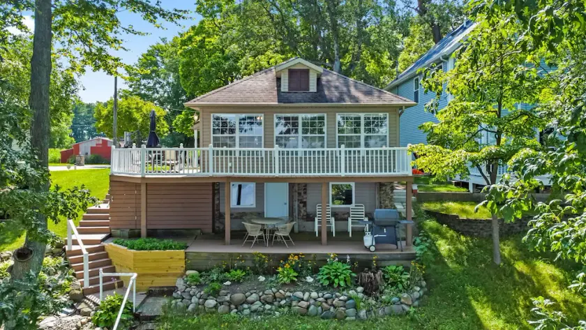 Lakefront Cottage on Webster Lake with Beautiful Sunsets, 2 bed, 1 bath - Image 1