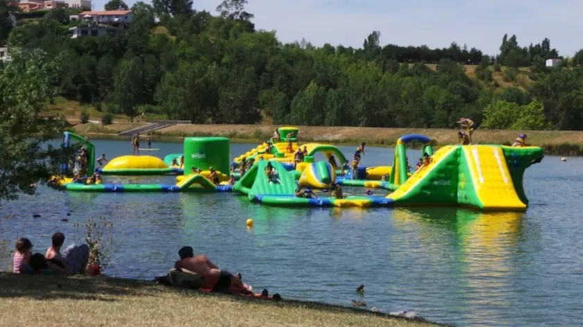 ZEcamping 3 étoiles dog friendly avec piscine au bord du lac de la Thésauque - Image 1