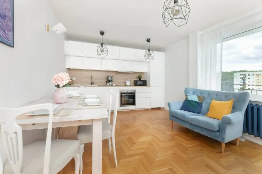 Elegant Apartment for 4 Persons | 2 Bedrooms | Balcony - Image 1