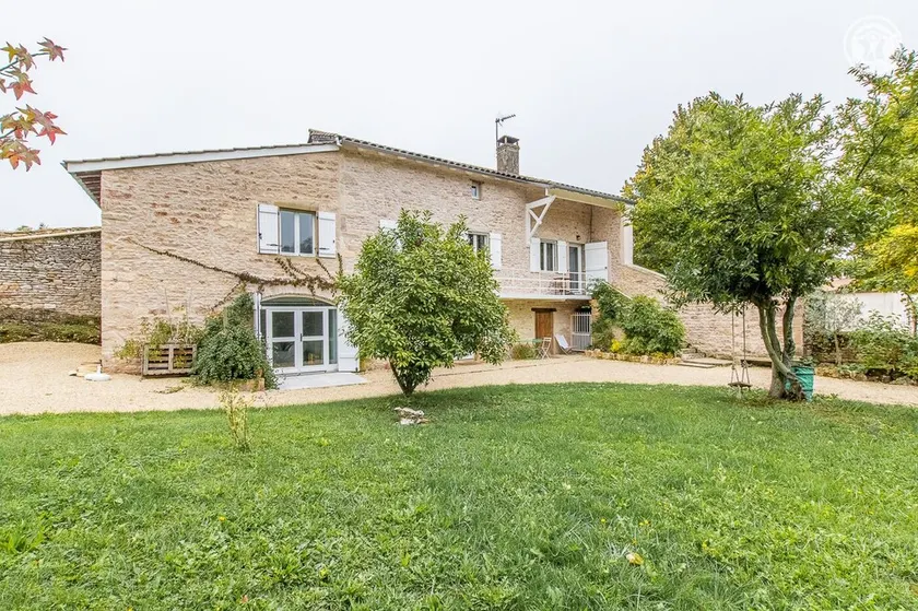 les Noyerets - LA Roche Vineuse - Image 1