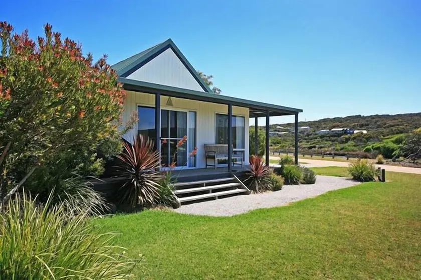 Relax and unwind in this cosy studio by the river. - Image 1
