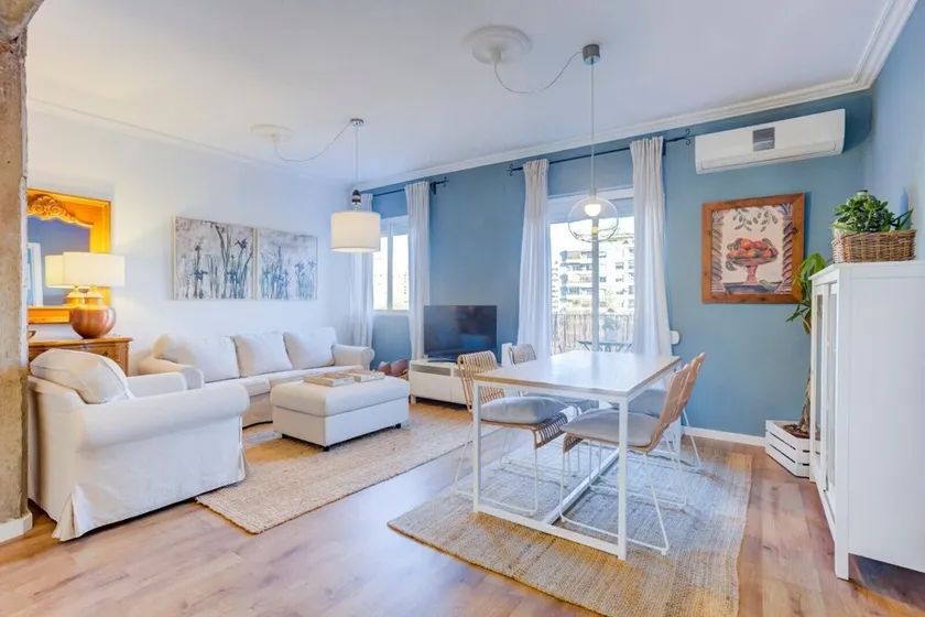 Valencia-Living Apartment with Balcony, Air Conditioning and Wi-Fi - Image 1
