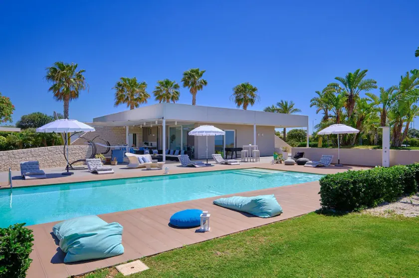 Anthea, elegant villa with pool and soccer field in Marina di Ragusa - Image 1