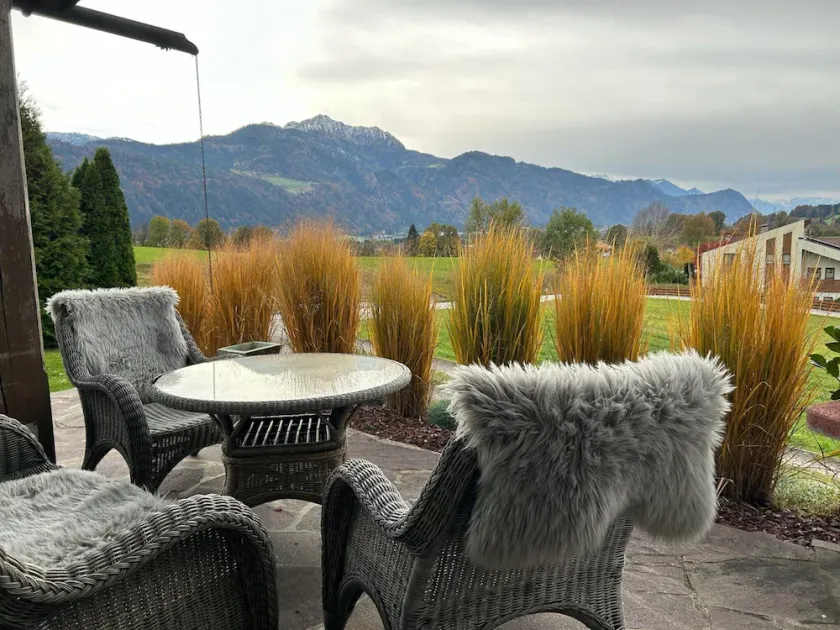 Cozy Holiday Home With Mountain Views - Image 1
