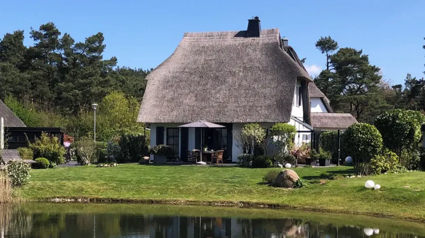 Fantastic 5 ***** Thatched cottage on the water with sauna, outdoor Jacuzzi, fireplace u. v. - Image 1
