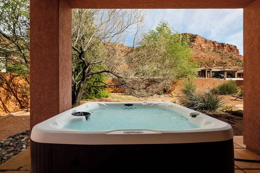 Red cliff views! 2 Kings! Private hot tub! Pool! - Image 1