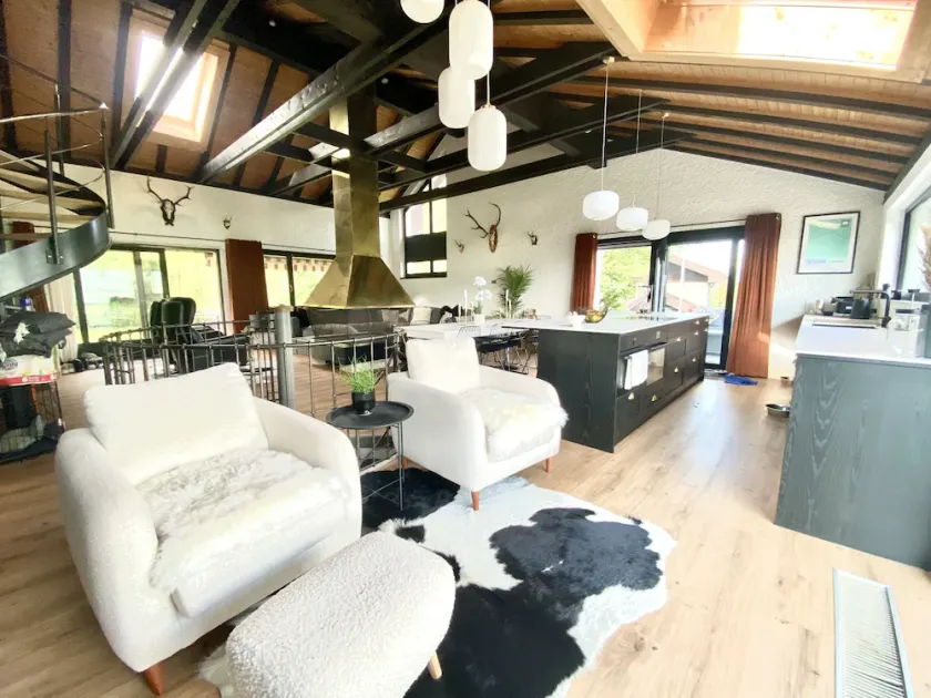Beautiful chalet on the piste in the Swiss Alps - Image 1
