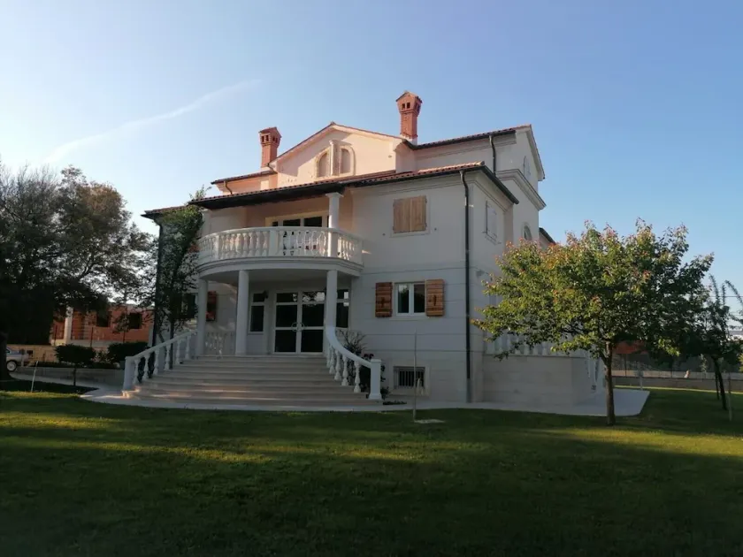 Seaside villa with 1700 m2 of private garden - Image 1