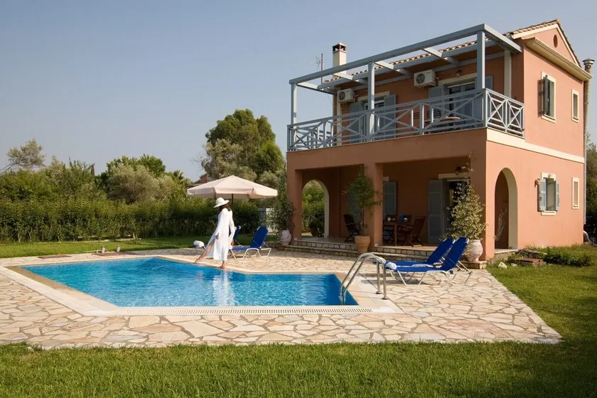 Luxury villa with private pool, 0,5km from beach and 0,5 km from town - Image 1