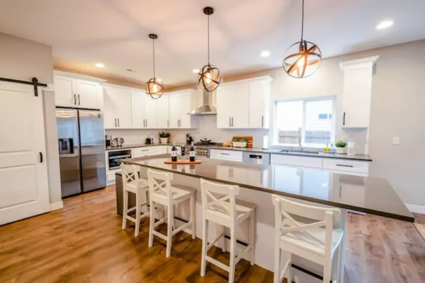 Q House in Lakewood - 5BR, 3Bath + AC. Sleeps 16. Kid and Pet-Friendly - Image 1