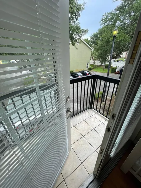 BEAUTIFUL TOWN HOUSE NEAR THE PARKS! AND DOWNTOWN! - Image 1