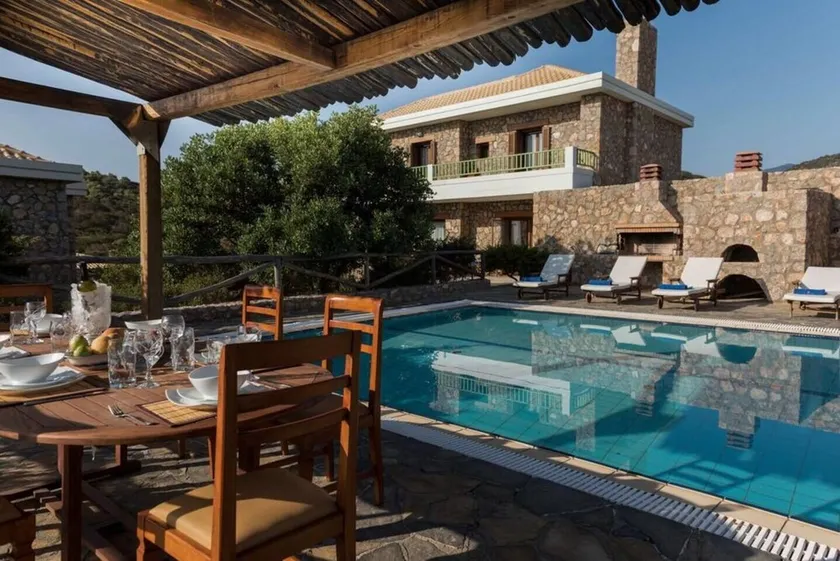 Beautiful 3-Bed  Sea Front Villa in Agios Nikolaos - Image 1