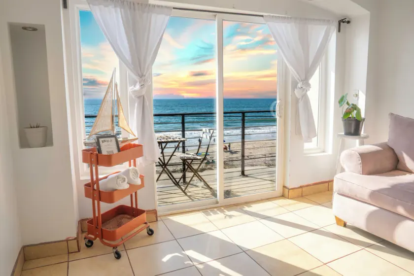 True BEACHFRONT cozy - 1 Bedroom Apt - Image 1