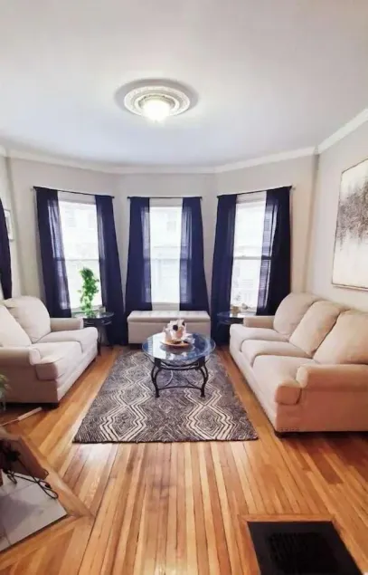 Centrally located in the heart of Boston near T - Image 1