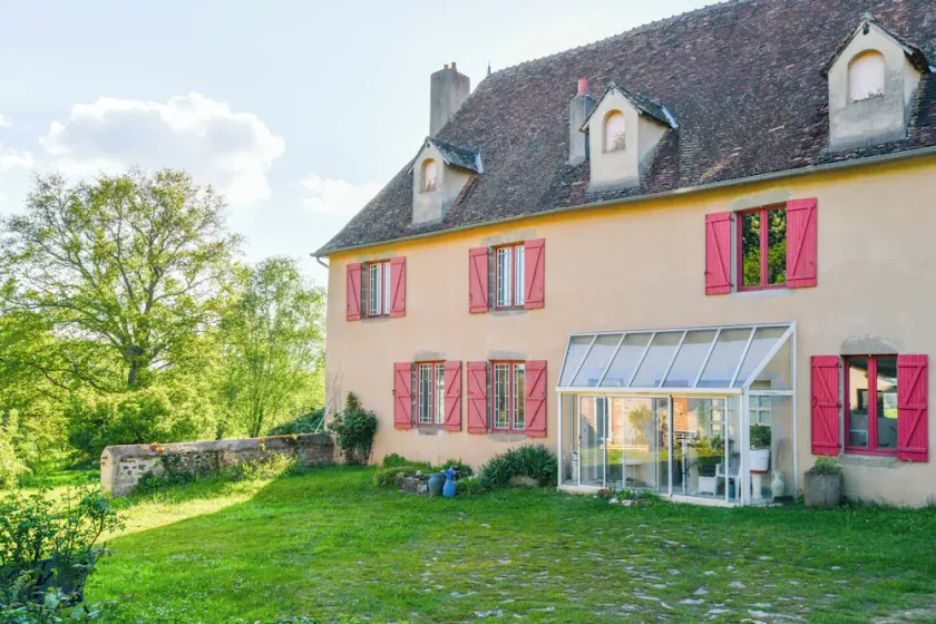 Big house in the middle of the countryside - Image 1