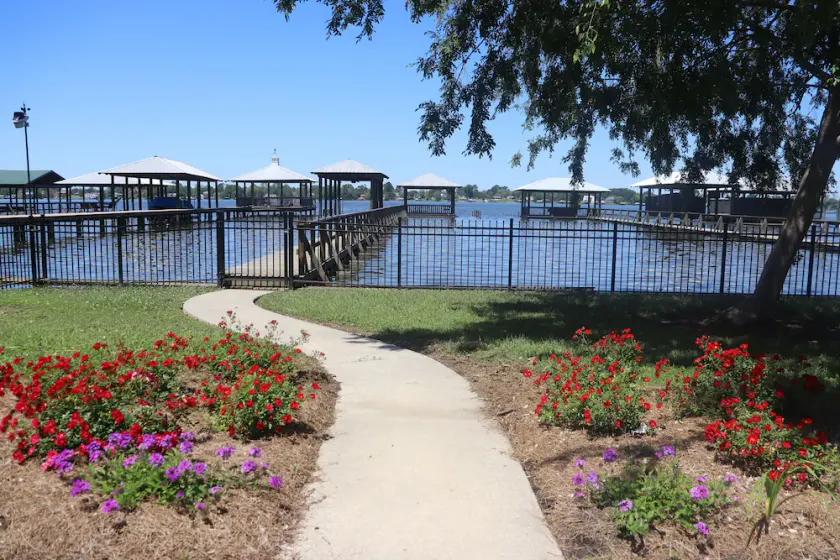Family Ties Lakefront Fall Retreat with Private Pier, Sleeps 10 - Image 1