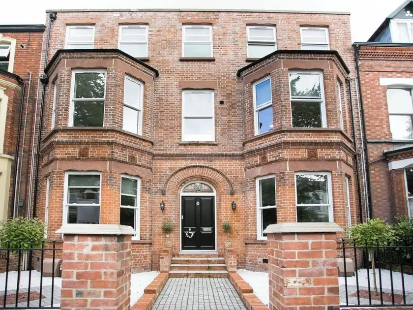 Spacious 2-bed Queens by CityGo - Image 1