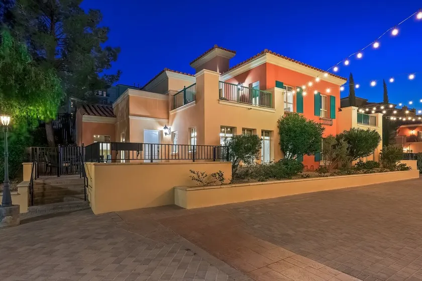 The Ideal Townhouse Getaway - Image 1
