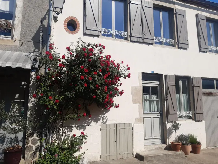 Maison de charme avec jardin clos et animaux admis à Charroux - Image 1