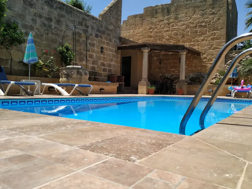 Fantastique maison de caractère avec sa propre piscine privée et barbecue - Image 1