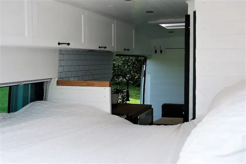 Superb 4 berth Campervan with Kingsize bed - Image 1