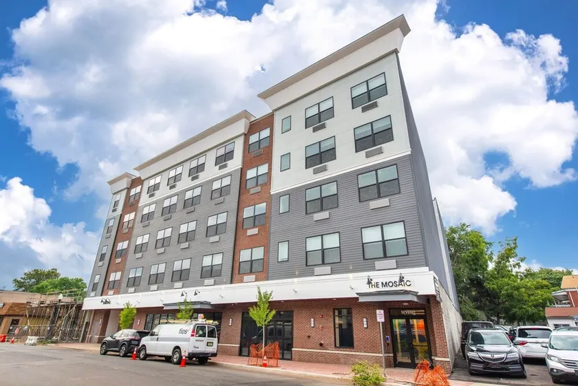 Beautiful Luxury Apartment in Downtown Bound Brook - Image 1