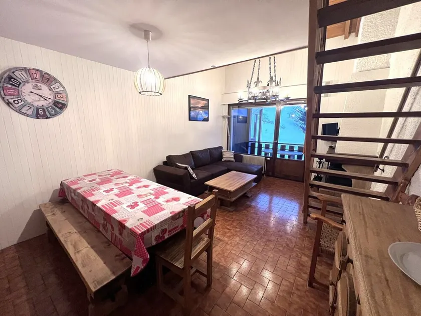 Perfect Alpine Getaway: 2BR Apt, Village Centre, Close to Trails - Image 1