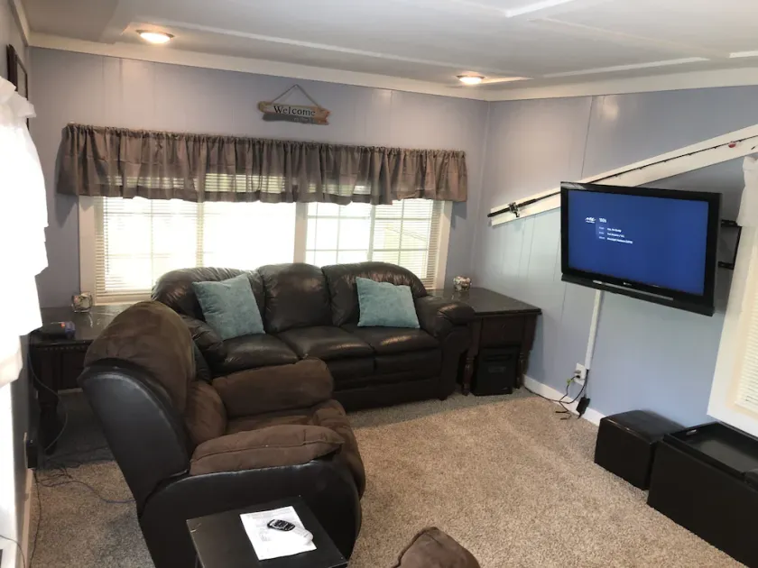 Lakefront Getaway on Private Lake! 30 min from Lees Summit - Image 1