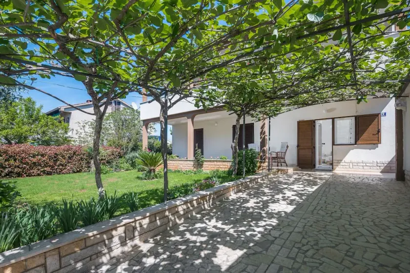 The freshness of cool air, the beauty of tended garden, vicinity of the beaches, privacy, peace and quiet are the main advantages of this adorable apartment! - Image 1