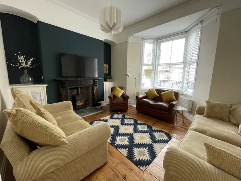 Tenby Villa-New 2023-Sleeps up to 10. Beach & Town 2 min walk - Image 1