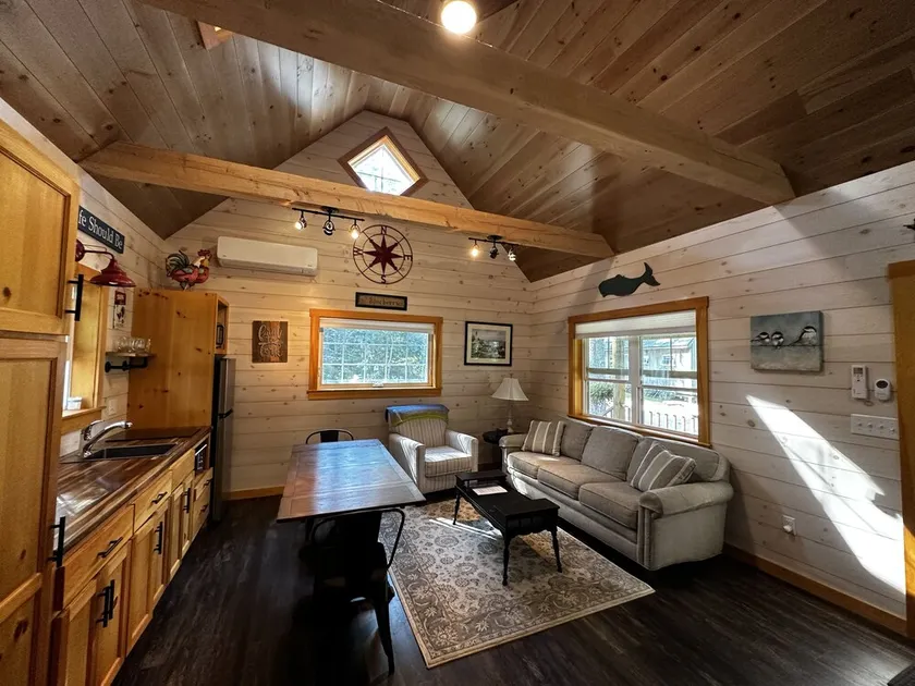 Premier Cottage, King Bedroom w/laundry, Amazing Bunk Room & Loft, AC, Pets Free - Image 1