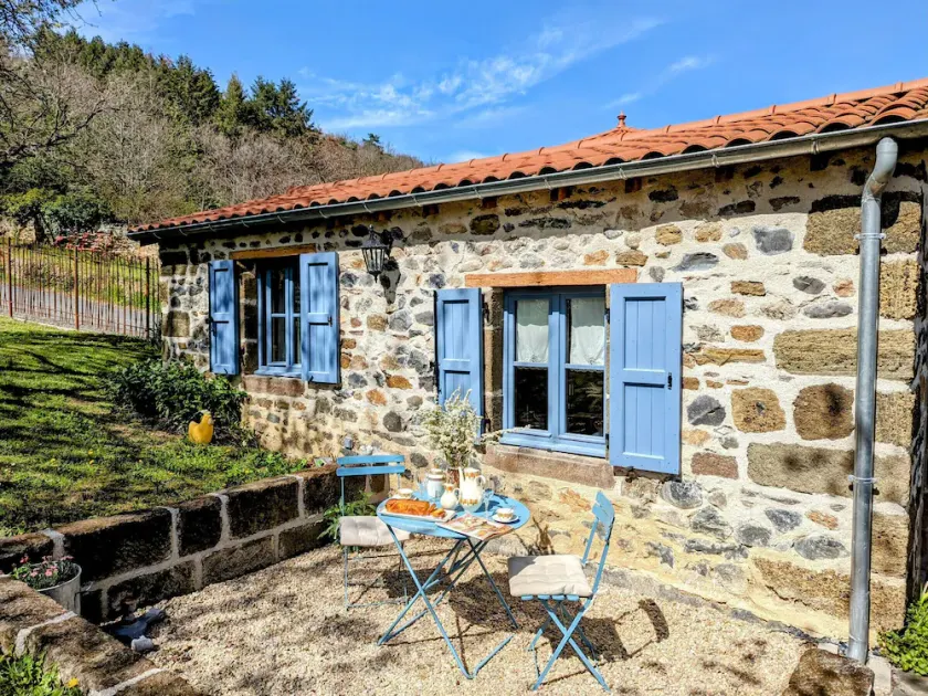 Vineyard Cabin in Auvergne for Romantic Getaway - Image 1