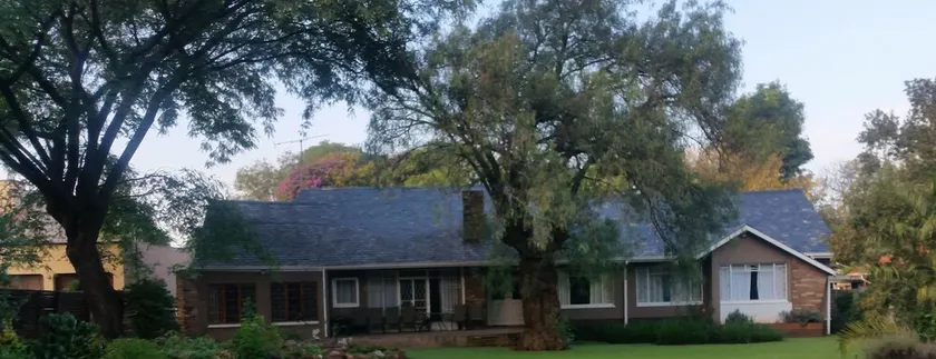 Spacious accommodation with beautiful garden - Image 1