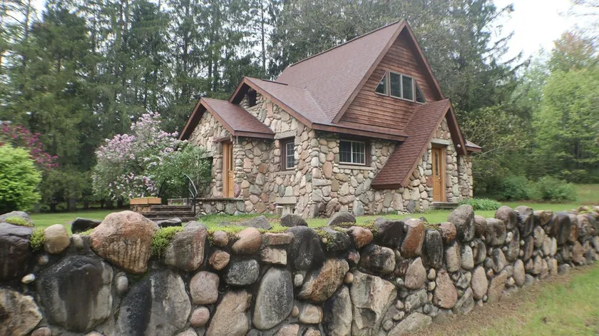 Cozy Countryside Stone House & Pub with 20 acres of outdoor fun! - Image 1