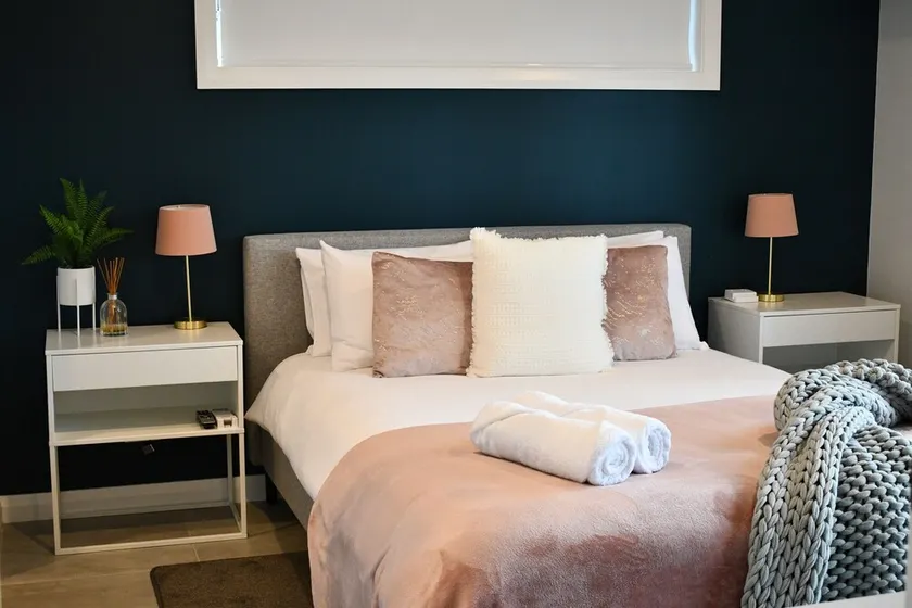 Contemporary B&B with Ensuite, Kitchenette and Separate Entrance - Image 1