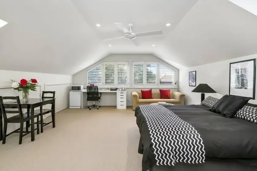 Triple Taille Loft + Private Ensuite & Breakfast - Image 1