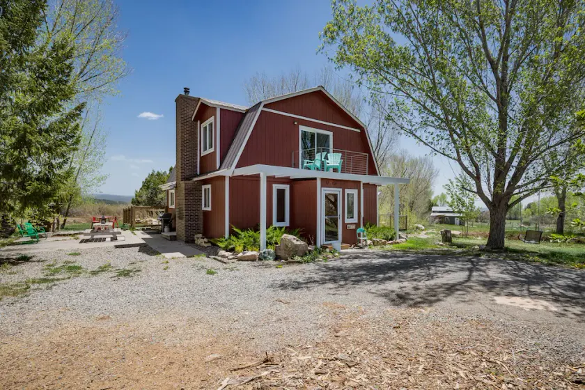 Charming retreat close to downtown, hiking, lakes, 3 acre and private - Image 1