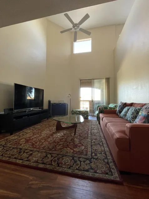 Biltmore Area Spacious 2 bedrooms 2 baths townhome with a bonus room and balcony - Image 1