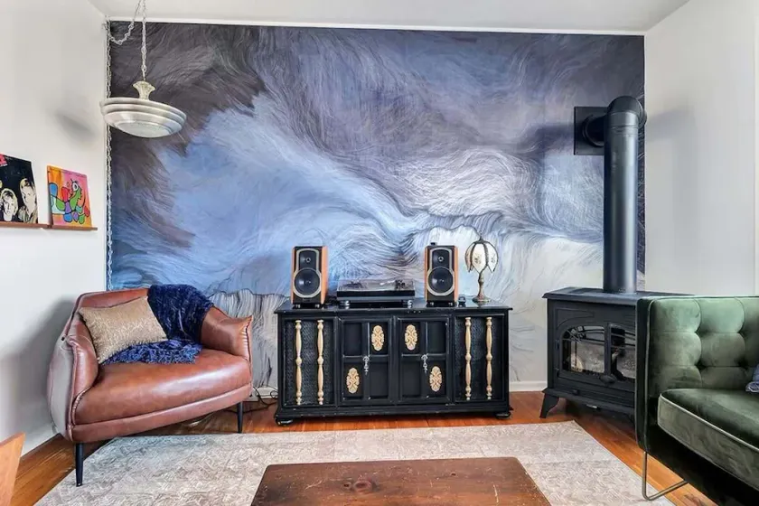 Ambiance rétro avec piano lounge et vinyles - Image 1